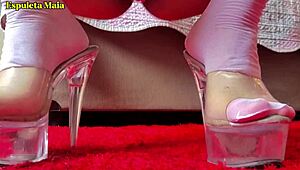 Espuleta Maia guides your handjob with dirty foot play?