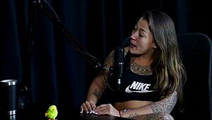 Flor De Damiana se joacă cu jucării fetish în roșu transparent