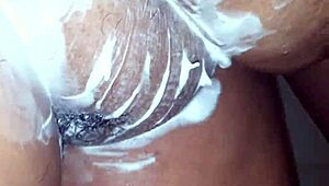 Shaving my fat smooth pussy nice and slow 😏🪒💦