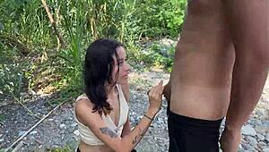 Skinny kolumbianische 18+ Schlampe bettelt um Outdoor-Creampie Doggy von Latino-Typ mit großen Naturtitten