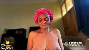 bestemor smiler kåt, rir kuken ute i kukkseøkt