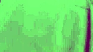 Mama vitregă sexy se masturbează lângă fiu vitreg în pat comun