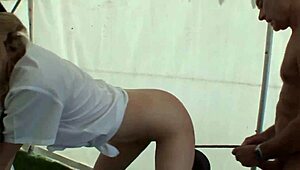 Αυτή η κομψή ξανθιά milf γουστάρει εκλεπτυσμένο γαμήσι στον ιππόδρομο