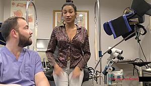 Miss Mars se tortille pendant que Doc Tampa et Nurse Kristen zappent sa chatte e-stim 😱⚡