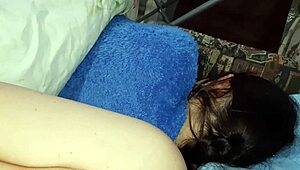 Φιλενάδα Κοιμάται Δίπλα αλλά Χαϊδεύω Πούτσο Γείτονα Ρισκάροντας Τα Πάντα;