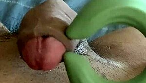 Mă masturbhez gemând sălbatic până vin tare cu jucăria sexuală