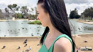 Schlanke 18+ Bella Nova doggy POV Fotze hart durchgepumpt