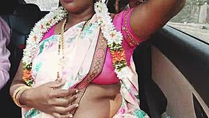 Mătușile Desi fac sex în mașină cu vorbărie murdară și teasing fierbinte