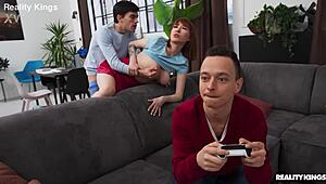 Κόκκινη gamer καυτή με τατουάζ σκύβει για αθλητικό ντόγκι χτύπημα σε Reality Kings