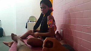 meu padrasto me bota pra mamar no pau dele e eu engulo tudinho errr... que delícia 😩