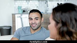 Млада стъпдъщер разглежда дългия кур на стъптаткото и после получава яко кучешко лъскане