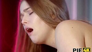 Кльощав млада 18+ курва изневерява с татко от армията който напъхва в пиърсваната й тесна путка