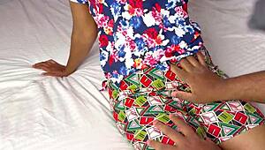 Kåt stesøster tigget om stor svart kuk som strekker jomfru glatt fitte i hard ride