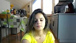 Sexy Teen Flashes Juicy Boobs Live on Webcam