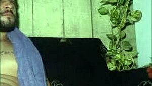 a meninabrasileira DOS PACKS bends over barefoot