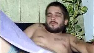 a meninabrasileira DOS PACKS bends over barefoot