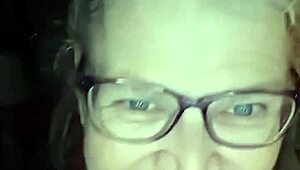 Bunica matură fierbinte face yoga goală apoi își degeatează țâțele lăsate și pizda