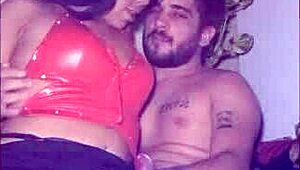 a meninabrasileira DOS PACKS bends over barefoot