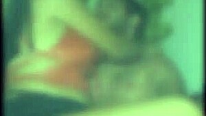 a meninabrasileira DOS PACKS bends over barefoot