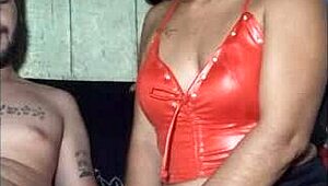 a meninabrasileira DOS PACKS bends over barefoot