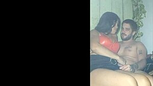 a meninabrasileira DOS PACKS bends over barefoot