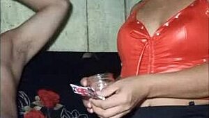 a meninabrasileira DOS PACKS bends over barefoot