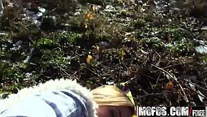 Αυτή η Ευρωπαία καλλονή Cristal Caitlin μαζεύει τύπους για υπαίθρια πίετρα σε mofos public