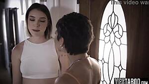 Παχουλή μαμά με τεράστια βυζιά γοητεύει νέα 18+ γειτόνισσα για λεσβιακό τρίψιμο μαλλιαρών μουνιών