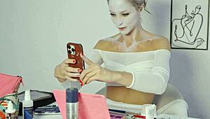 miss daisy diamond shows harley quinn makeup look step by step for halloween cosplay