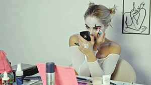 miss daisy diamond shows harley quinn makeup look step by step for halloween cosplay