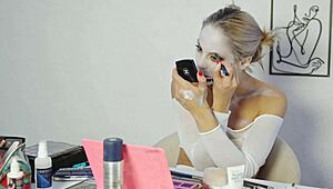 miss daisy diamond shows harley quinn makeup look step by step for halloween cosplay