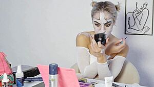 miss daisy diamond shows harley quinn makeup look step by step for halloween cosplay