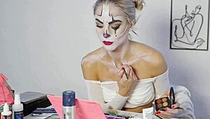 miss daisy diamond shows harley quinn makeup look step by step for halloween cosplay