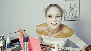 miss daisy diamond shows harley quinn makeup look step by step for halloween cosplay