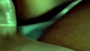 Femeie măritată ajunge cu curul căscat după sex anal cu roommate-ul cu pulă uriașă