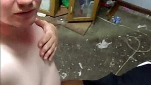 Elevuță 18+ micuță îl tachinează pe prof desfăcând buzele strânse ale pizdei apoi scuturând fundul slab pe pula lui albă pulsatilă