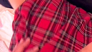 Stiefdad schleicht ins Bad, erwischt japanische Maus 18+ beim Fotzenfingern, dann über den Rand für harten Doggyfick