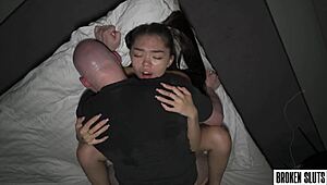 Малка азиатска 18+ студентка се подчинява на кремпай догги от доминантния съквартирант в общагата