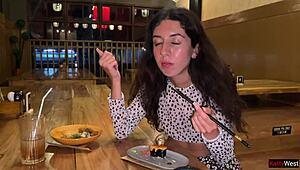 Духам хуй в тоалетна на суши бар, после ям ролета със сперма по лицето?? 🤤💦🍣