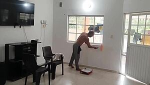 Sąsiad nie oparł się mojej wielkiej dupie, polizał i spuścił na twarz