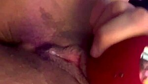 Bella muscolosa vibra clitoride gonfio fino a squirting succoso