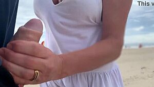 מילף זרה שדופה ג'רקה לי את הזין עד שפכתי בפומבי!