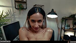 Veronica Leal en poupée voodoo à la frat' se branle jusqu'au sperme