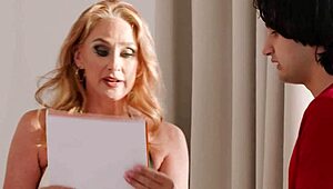 Pasierb marzy o deepthroacie z wielkimi cyckami dojrzałej rudej Wendy Rains?