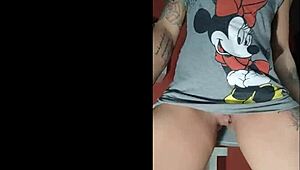 gostosa shakes ass fingering her tight hole to funk beats
