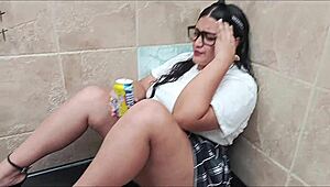 Ей, виж тая млада 18+ студентка да се буни в затвора с тесната си пища