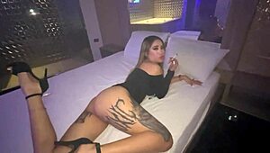 Blondă slabă tatuată curvă se apleacă pentru pulă aspră de la străin după petrecere hotel revelion