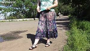 Jag är en hårig mogen som flashar fitta genom genomskinlig klänning ute