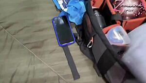 Крива латинка милф коленичи за смучка с разменяне сперма преди зала