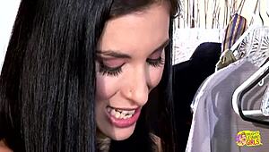 Ох бе, две горещи мацки се чукат със страпон в превличалнята... майта секс!